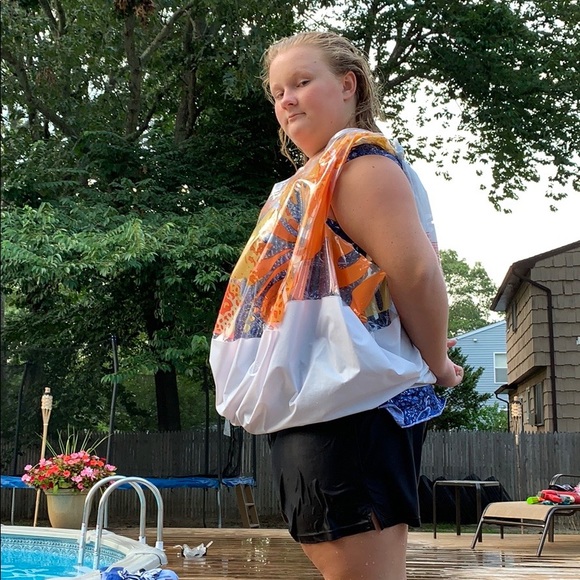 A very cute and basic popped pool float dress - Picture 4 of 5